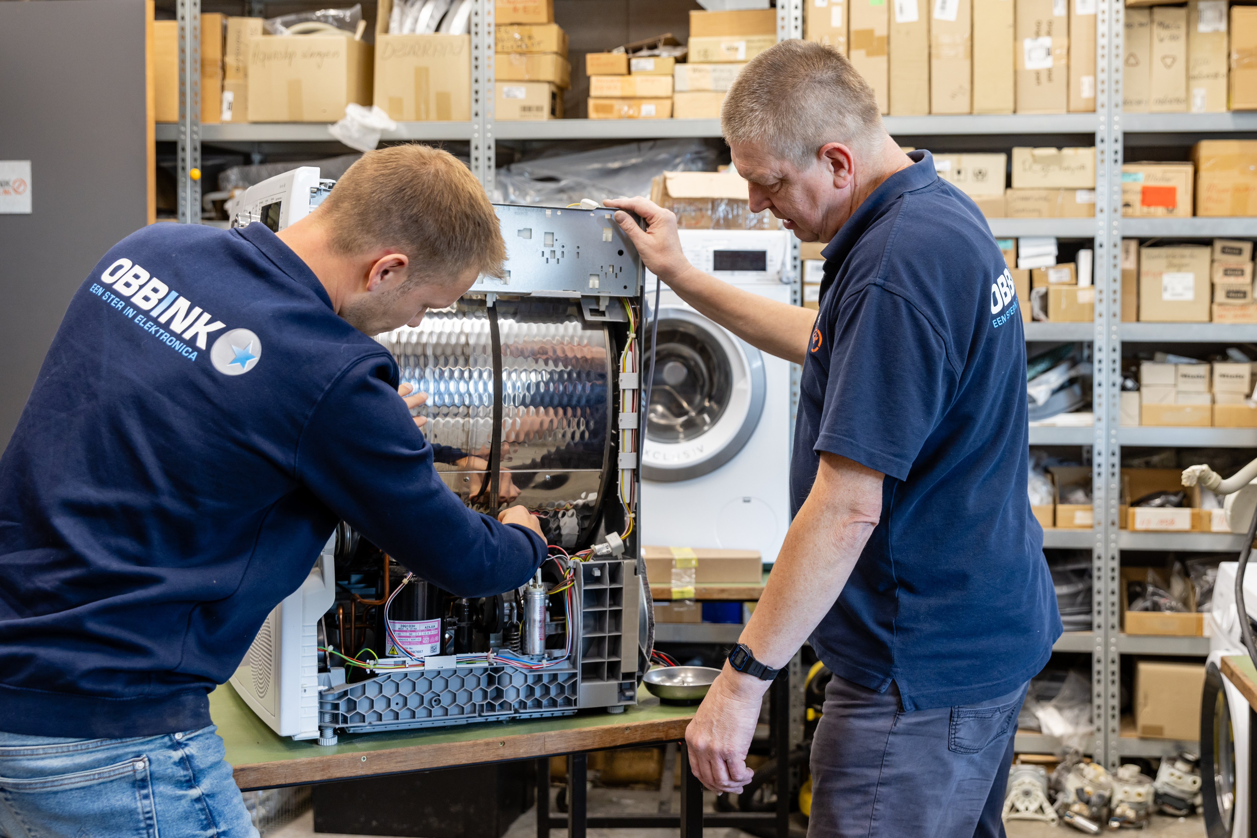 Obbink Service monteur repareert inbouwapparatuur